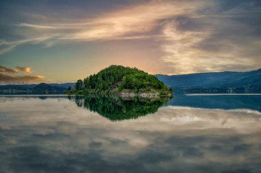 Kongens utsikt is a starting point in the municipality of Hole in Ringerike. The old pilgrimage route between Oslo and Trondheim passed through Krokkleiva clipart