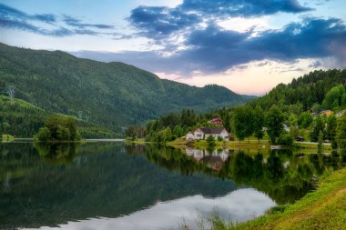 Hol, Norveç 'in Stlandet bölgesinde Buskerud iline bağlı bir belediyedir.