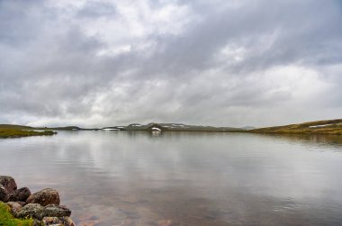 Vringfossen, Oslo 'yu Bergen' e bağlayan Norveç Ulusal Otoyolu yakınlarındaki Eidfjord belediyesinin Mbdalen tepesinde yer almaktadır.