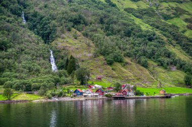 Gudvangen es un pueblo en el municipio de Aurland en el condado de Vestland, Noruega. clipart