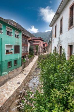 Cabrales İspanya 'nın kuzeyinde Picos de Europa Ulusal Parkı' nın bir kısmını oluşturan Asturias 'ın doğusunda yer alan bir belediyedir..