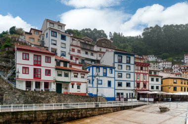 Cudillero İspanya 'nın Asturias özerk bölgesinde bulunan bir belediyedir..