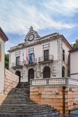 Cudillero İspanya 'nın otonom bölgelerinden biri olan Asturias Prensliği' ne bağlı belediyesi. Belediye Binası)