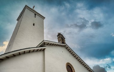 Luarca, Asturias 'ın özerk bölgelerinden biri olan Luarca' nın başkenti Luarca 'dır. Kuzeyde Cantabrian Denizi ile sınır komşusudur.