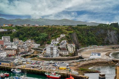 Luarca, Asturias 'ın özerk bölgelerinden biri olan Luarca' nın başkenti Luarca 'dır. Kuzeyde Cantabrian Denizi ile sınır komşusudur.