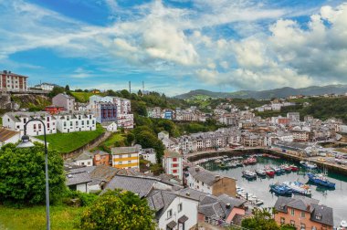 Luarca, Asturias 'ın özerk bölgelerinden biri olan Luarca' nın başkenti Luarca 'dır. Kuzeyde Cantabrian Denizi ile sınır komşusudur.