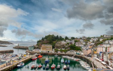 Luarca, Asturias 'ın özerk bölgelerinden biri olan Luarca' nın başkenti Luarca 'dır. Kuzeyde Cantabrian Denizi ile sınır komşusudur.