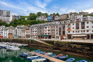 Luarca, Asturias 'ın özerk bölgelerinden biri olan Luarca' nın başkenti Luarca 'dır. Kuzeyde Cantabrian Denizi ile sınır komşusudur.