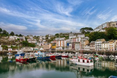 Luarca, Asturias 'ın özerk bölgelerinden biri olan Luarca' nın başkenti Luarca 'dır. Kuzeyde Cantabrian Denizi ile sınır komşusudur.