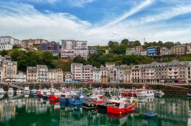 Luarca, Asturias 'ın özerk bölgelerinden biri olan Luarca' nın başkenti Luarca 'dır. Kuzeyde Cantabrian Denizi ile sınır komşusudur.