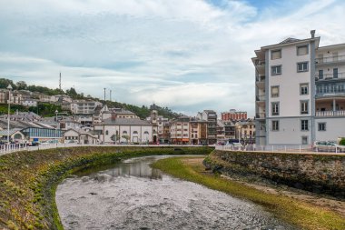 Luarca, Asturias 'ın özerk bölgelerinden biri olan Luarca' nın başkenti Luarca 'dır. Kuzeyde Cantabrian Denizi ile sınır komşusudur.