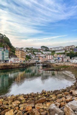 Luarca, Asturias 'ın özerk bölgelerinden biri olan Luarca' nın başkenti Luarca 'dır. Kuzeyde Cantabrian Denizi ile sınır komşusudur.