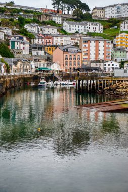 Luarca, Asturias 'ın özerk bölgelerinden biri olan Luarca' nın başkenti Luarca 'dır. Kuzeyde Cantabrian Denizi ile sınır komşusudur.