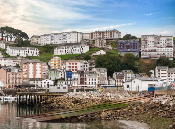 Luarca, Asturias 'ın özerk bölgelerinden biri olan Luarca' nın başkenti Luarca 'dır. Kuzeyde Cantabrian Denizi ile sınır komşusudur.