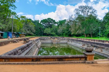 Anuradhapura, Sri Lanka 'nın en eski başkentlerinden biridir ve harabeleri iyi korunmuştur..