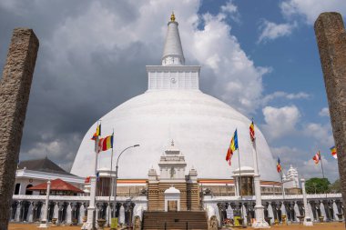 Anuradhapura, Sri Lanka 'nın en eski başkentlerinden biridir ve harabeleri iyi korunmuştur..