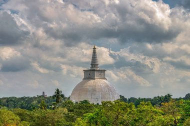 Anuradhapura, Sri Lanka 'nın en eski başkentlerinden biridir ve harabeleri iyi korunmuştur..