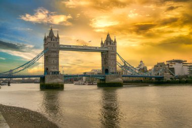 Tower Bridge, Londra 'da 1886 ve 1894 yılları arasında Thames Nehri' ni geçen bir asma köprü..