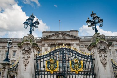 İngiltere ve Birleşik Krallık 'ın başkenti olan Londra, Roma dönemine dayanan bir tarihi olan 21. yüzyıl şehridir..
