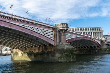 İngiltere ve Birleşik Krallık 'ın başkenti olan Londra, Roma dönemine dayanan bir tarihi olan 21. yüzyıl şehridir..