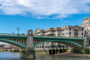 İngiltere ve Birleşik Krallık 'ın başkenti olan Londra, Roma dönemine dayanan bir tarihi olan 21. yüzyıl şehridir..