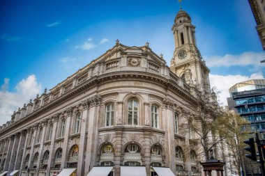 İngiltere ve Birleşik Krallık 'ın başkenti olan Londra, Roma dönemine dayanan bir tarihi olan 21. yüzyıl şehridir..