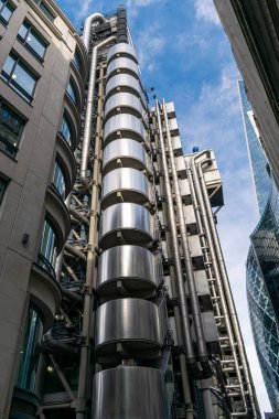 İngiltere ve Birleşik Krallık 'ın başkenti olan Londra, Roma dönemine dayanan bir tarihi olan 21. yüzyıl şehridir..