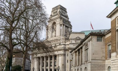 İngiltere ve Birleşik Krallık 'ın başkenti olan Londra, Roma dönemine dayanan bir tarihi olan 21. yüzyıl şehridir..