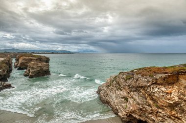 Las Catedrales plajı İspanya 'nın Lugo eyaletinin Ribadeo eyaletinde yer alan Aguas Santas plajının turistik adıdır..