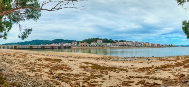 El Grove ya da Ogrobe, İspanya 'nın kuzeybatısında Arosa halklarının girişinde, Salns bölgesinin batı kesiminde yer alan bir belediye ve yarımadadır. Pontevedra, Galiçya.