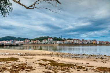 El Grove ya da Ogrobe, İspanya 'nın kuzeybatısında Arosa halklarının girişinde, Salns bölgesinin batı kesiminde yer alan bir belediye ve yarımadadır. Pontevedra, Galiçya.