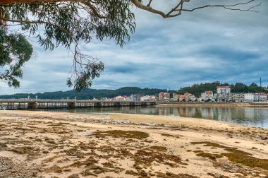 El Grove ya da Ogrobe, İspanya 'nın kuzeybatısında Arosa halklarının girişinde, Salns bölgesinin batı kesiminde yer alan bir belediye ve yarımadadır. Pontevedra, Galiçya.