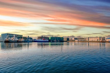İzlanda kıyısındaki Reykjavik, ülkenin başkenti ve en büyük şehridir..