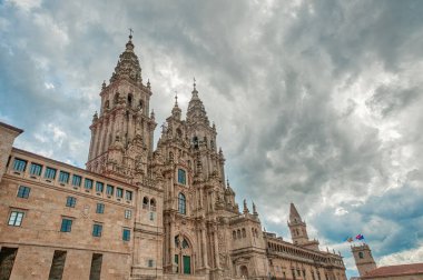 Santiago de Compostela İspanya 'nın kuzeybatısında bulunan Galiçya bölgesinin başkentidir. Camino de Santiago hac rotasının doruk noktası olarak bilinir..