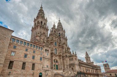 Santiago de Compostela İspanya 'nın kuzeybatısında bulunan Galiçya bölgesinin başkentidir. Camino de Santiago hac rotasının doruk noktası olarak bilinir..