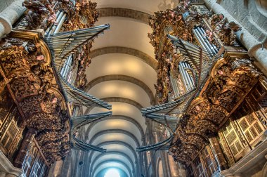 Santiago de Compostela İspanya 'nın kuzeybatısında bulunan Galiçya bölgesinin başkentidir. Camino de Santiago hac rotasının doruk noktası olarak bilinir..