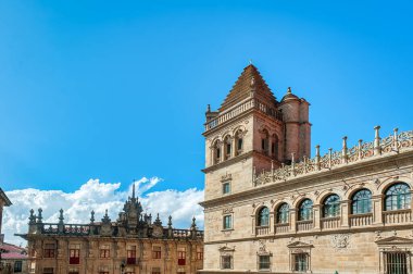 Santiago de Compostela İspanya 'nın kuzeybatısında bulunan Galiçya bölgesinin başkentidir. Camino de Santiago hac rotasının doruk noktası olarak bilinir..