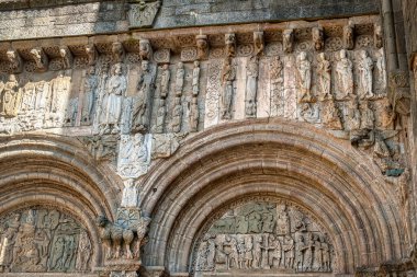 Santiago de Compostela İspanya 'nın kuzeybatısında bulunan Galiçya bölgesinin başkentidir. Camino de Santiago hac rotasının doruk noktası olarak bilinir..