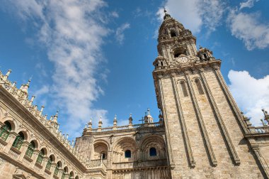 Santiago de Compostela İspanya 'nın kuzeybatısında bulunan Galiçya bölgesinin başkentidir. Camino de Santiago hac rotasının doruk noktası olarak bilinir..
