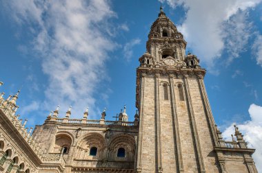 Santiago de Compostela İspanya 'nın kuzeybatısında bulunan Galiçya bölgesinin başkentidir. Camino de Santiago hac rotasının doruk noktası olarak bilinir..