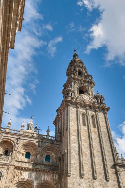 Santiago de Compostela İspanya 'nın kuzeybatısında bulunan Galiçya bölgesinin başkentidir. Camino de Santiago hac rotasının doruk noktası olarak bilinir..