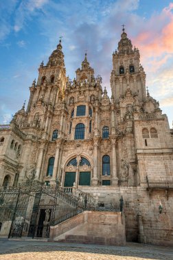 Santiago de Compostela İspanya 'nın kuzeybatısında bulunan Galiçya bölgesinin başkentidir. Camino de Santiago hac rotasının doruk noktası olarak bilinir..