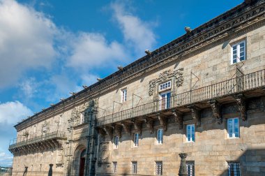 Santiago de Compostela İspanya 'nın kuzeybatısında bulunan Galiçya bölgesinin başkentidir. Camino de Santiago hac rotasının doruk noktası olarak bilinir..