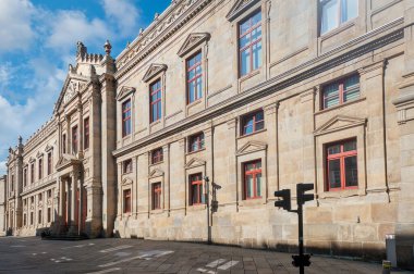 Santiago de Compostela İspanya 'nın kuzeybatısında bulunan Galiçya bölgesinin başkentidir. Camino de Santiago hac rotasının doruk noktası olarak bilinir..