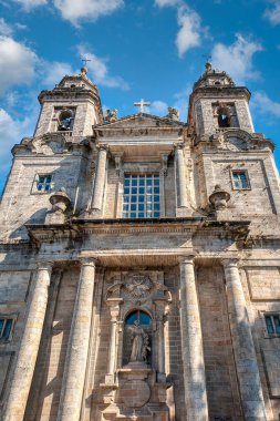 Santiago de Compostela İspanya 'nın kuzeybatısında bulunan Galiçya bölgesinin başkentidir. Camino de Santiago hac rotasının doruk noktası olarak bilinir..