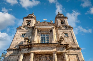 Santiago de Compostela İspanya 'nın kuzeybatısında bulunan Galiçya bölgesinin başkentidir. Camino de Santiago hac rotasının doruk noktası olarak bilinir..