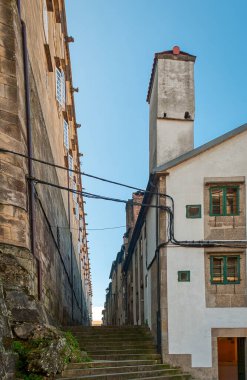 Santiago de Compostela İspanya 'nın kuzeybatısında bulunan Galiçya bölgesinin başkentidir. Camino de Santiago hac rotasının doruk noktası olarak bilinir..