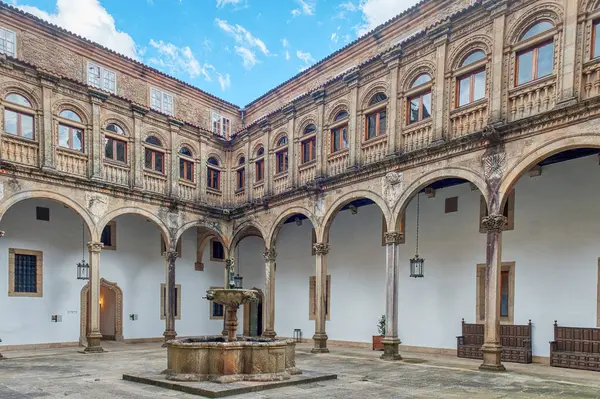 Santiago de Compostela İspanya 'nın kuzeybatısında bulunan Galiçya bölgesinin başkentidir. Camino de Santiago hac rotasının doruk noktası olarak bilinir..