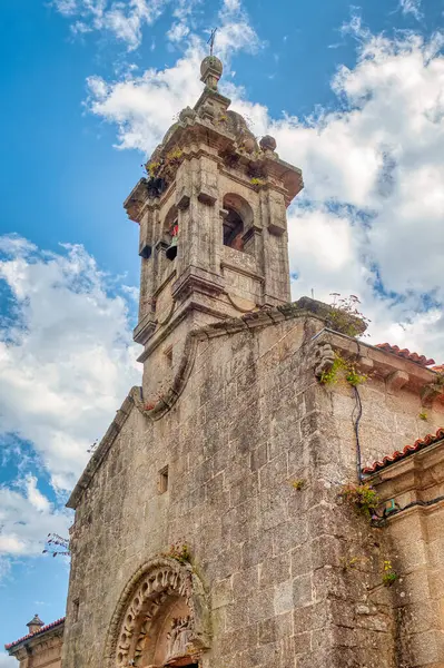 Santiago de Compostela İspanya 'nın kuzeybatısında bulunan Galiçya bölgesinin başkentidir. Camino de Santiago hac rotasının doruk noktası olarak bilinir..