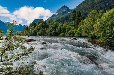 Olden, Norveç 'in Vestland ilinin Stryn belediyesine bağlı bir kasabadır..